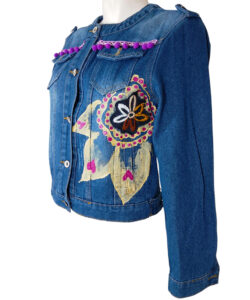 Alternative view of Chamarra mezclilla B&F flor dorada colores