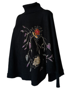 Alternative view of Poncho Karma negro pintado a mano